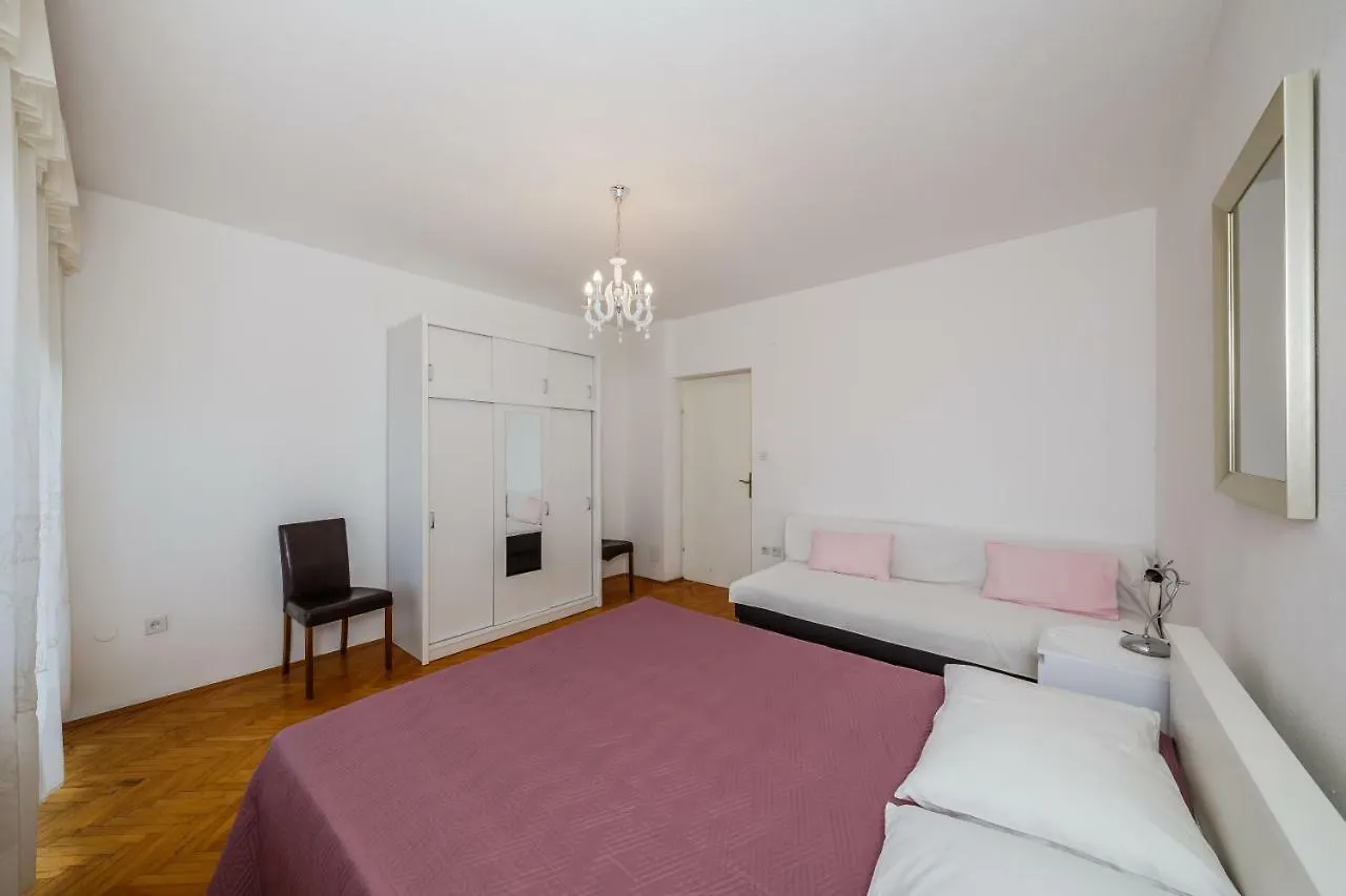 Apartments Mila Kaštela 0*,